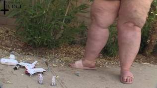 Alien Giantesses Stomp Invading Earth Men with Ivy Davenport