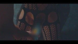 X字枷で拘束され大量潮吹きの美人妻に酒瓶を挿入してみたら。。。