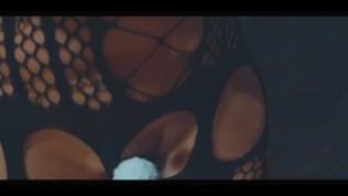 X字枷で拘束され大量潮吹きの美人妻に酒瓶を挿入してみたら。。。