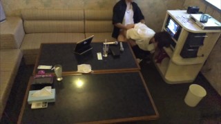 【素人】カラオ◯屋でムラムラしてSEXするカップル。後半